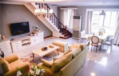 房子租出去,客厅变成垃圾场,卧室被当成公厕,收房气得浑身发抖