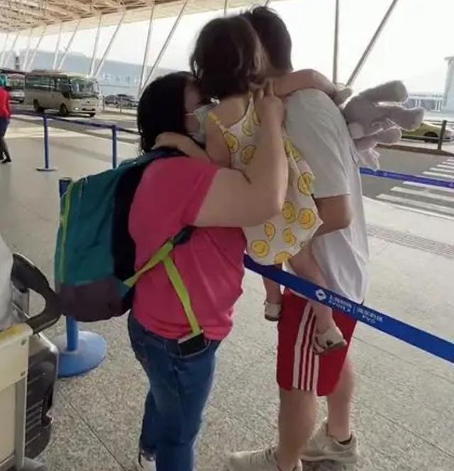 相处了2年的保姆要辞职回家,小宝宝搂着她哭泣,网友:胜似一家人