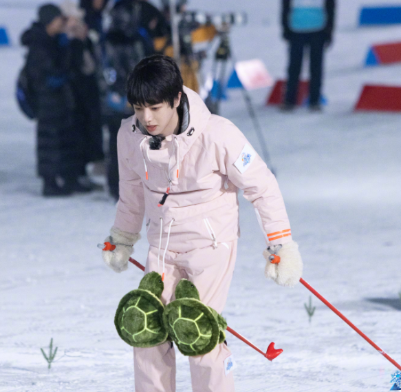 华晨宇|华晨宇晒玫瑰纹身和金色长发，遭导演炮轰：难道不怕带坏青少年吗？