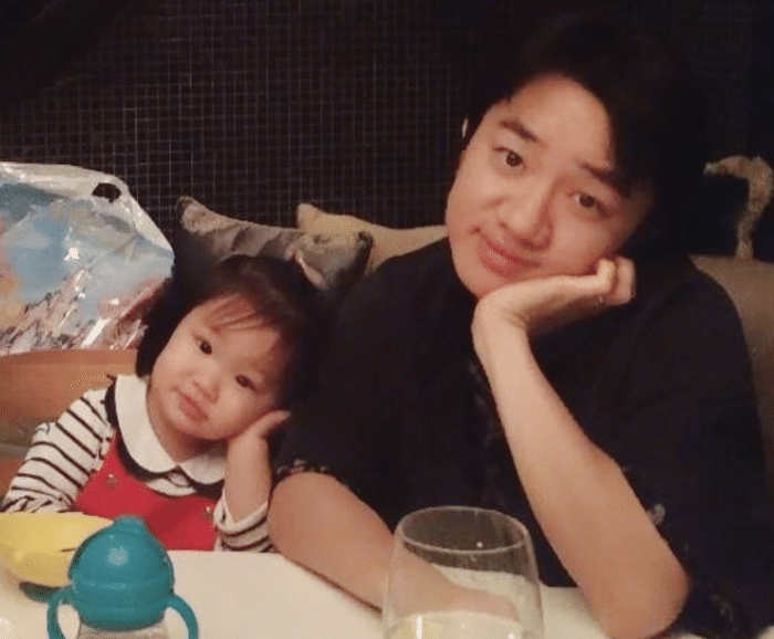 王祖蓝|王祖蓝陪妻儿出游,李亚男牵手女儿秀超模身材,姐妹俩呆萌可爱