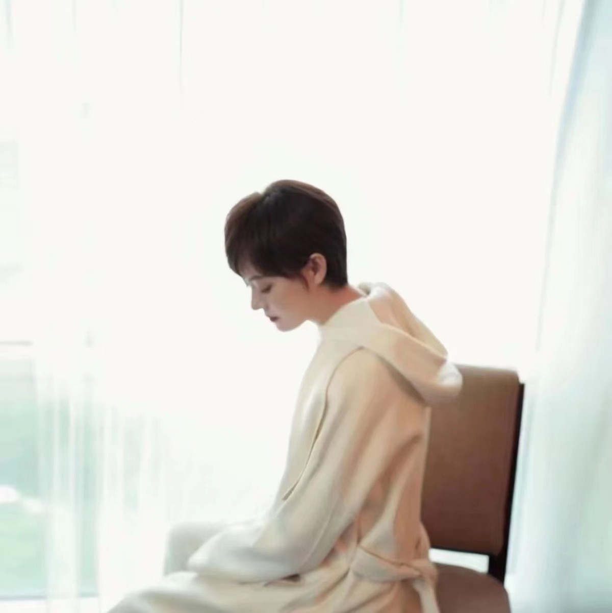 孙俪|40岁孙俪状态火了!穿一身红衣造型亮相时尚晚宴,全身都是国货