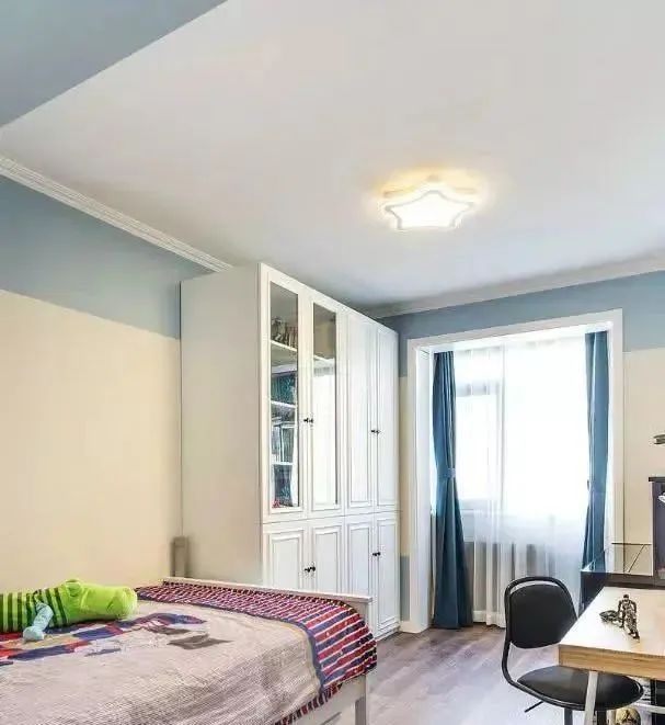 140平三室新房，客厅背景墙打满柜子太实用，朋友看完羡慕极了！