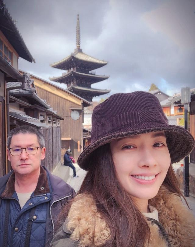 郭碧婷|郭碧婷月子期间向佐与美女被拍，郭爸爸生气发文：吃冰消消火气！