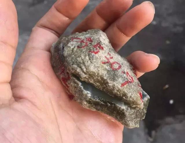 翡翠|小伙花5000买的翡翠原石，一刀切开后笑得合不拢嘴！