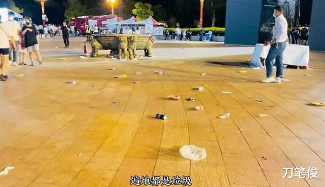 荷花|败兴而散，云南楚雄火把节向游客们展现了“磨刀霍霍”的形象！