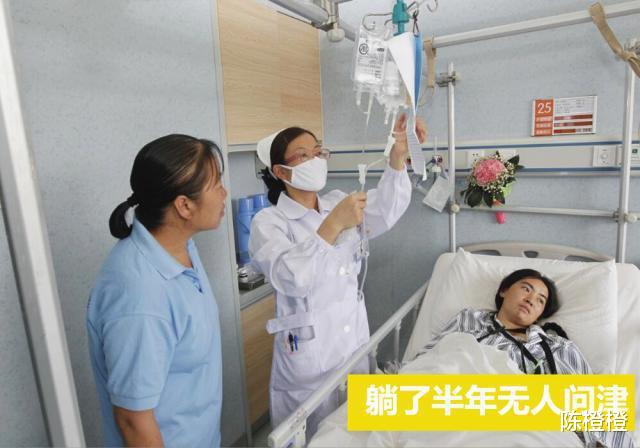 女子被家暴致残，卧床半年无人问津，老母亲千里赶去：妈背你回家