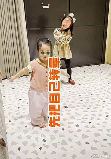 陈赫|陈赫晒两个女儿，2岁妹妹“包子脸”很萌，38岁张子萱素颜超年轻