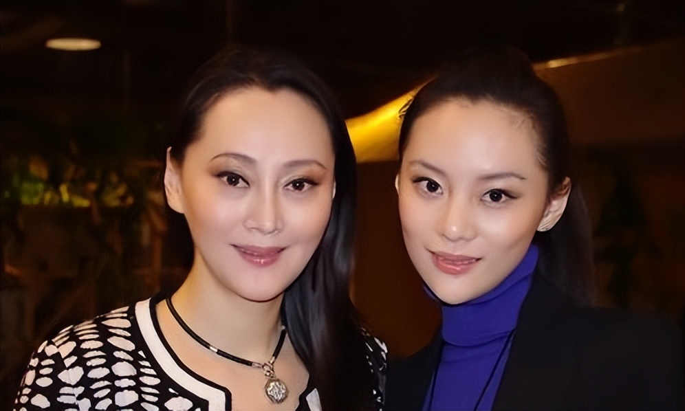 大宋佳|大宋佳德国街头喝咖啡，60岁皮肤如剥壳鸡蛋，情史丰富被讽“吸血鬼”