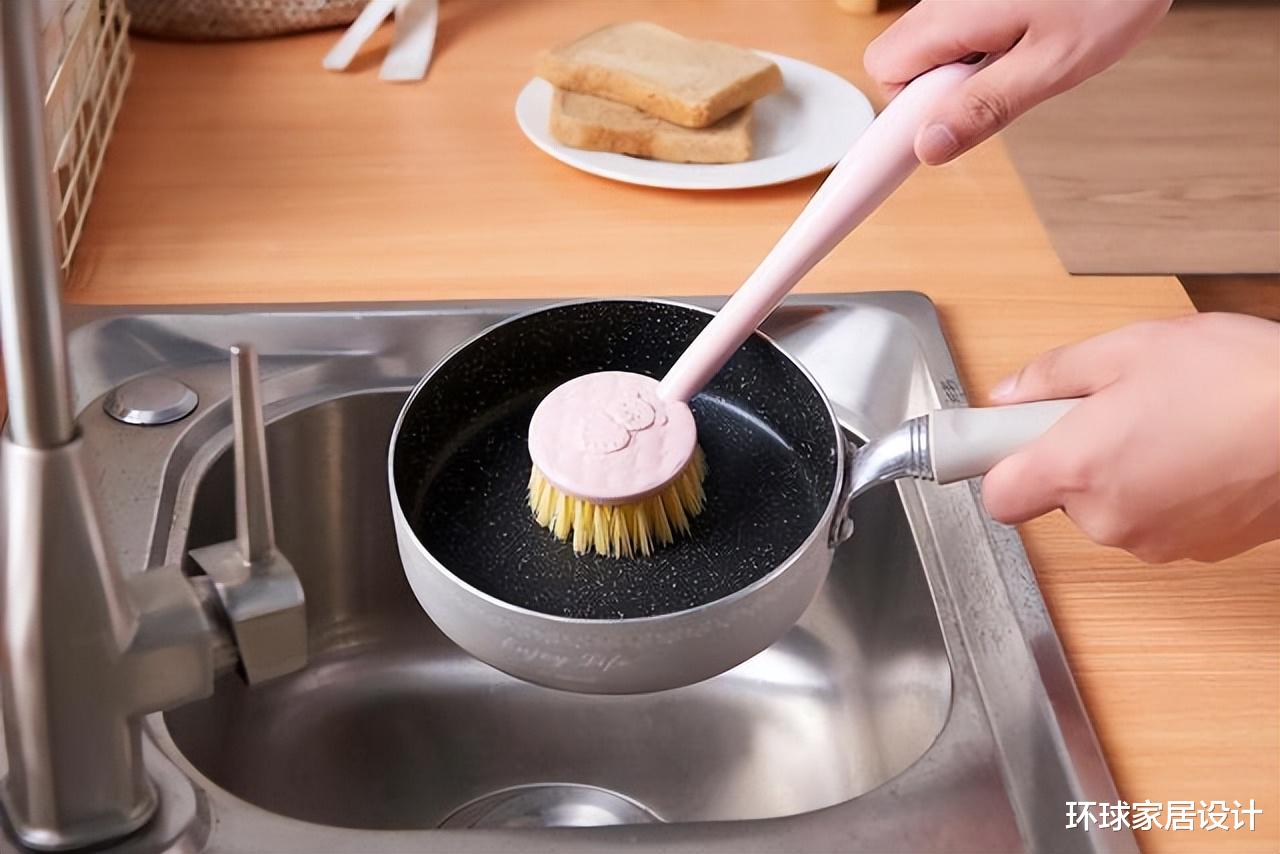 厨房里的锅,太容易变黑变黄了,教你2个小妙招,黑锅变新锅!
