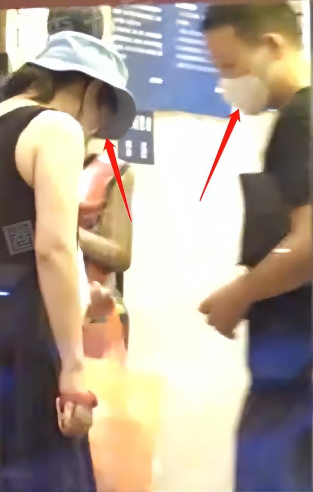 郝蕾|郝蕾与男友酒店汗蒸被拍,穿吊带体型十分丰腴