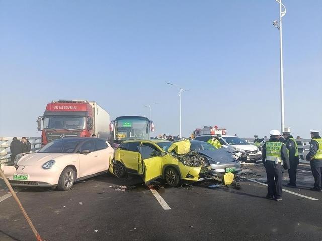 郑州上百辆车相撞,已造成1人死亡
