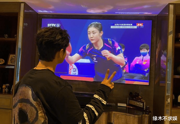 黄晓明|黄晓明国庆晒全家福，angelababy独自带娃，绯闻女友却注销账号