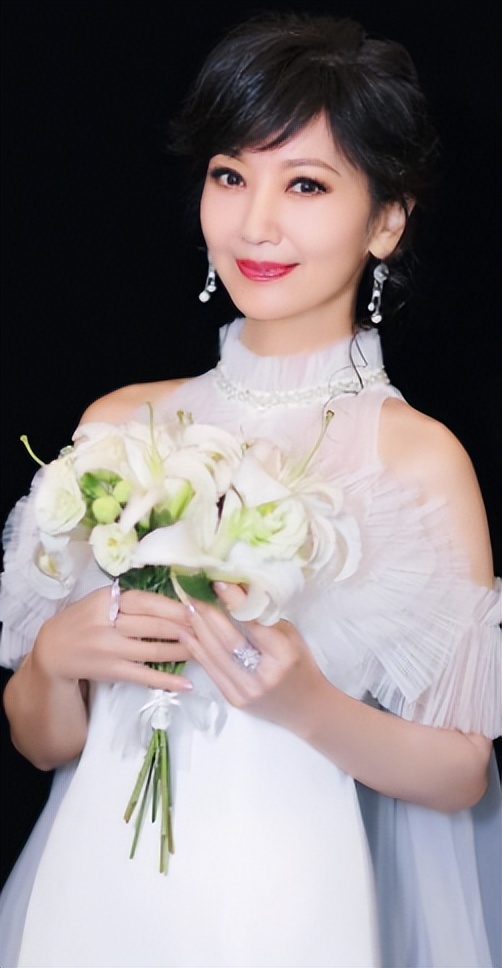 赵雅芝|68岁赵雅芝被曝要定居内地，现身杭州看千万豪宅，引发路人围观