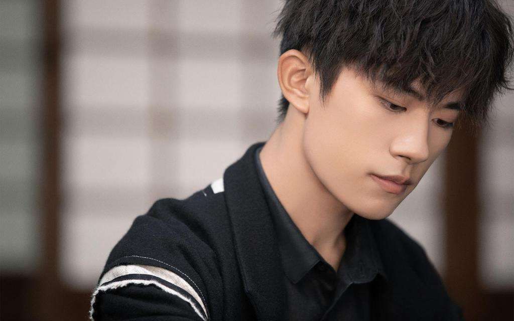 易烊千玺|易烊千玺疑似和周冬雨恋情曝光,粉丝称他是实力派演员,恋爱自由