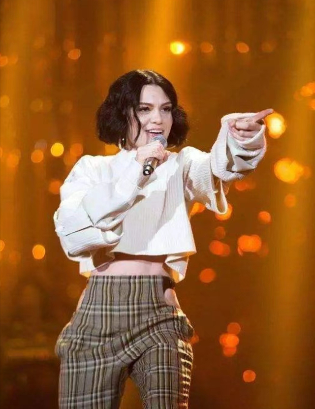 我是歌手|《我是歌手》8位冠军现状：有人游艇美女相伴，有人退圈成普通人