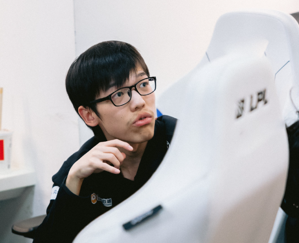 RNG|RNG1: 2不敌FPX,Gala惨遭LWX无情碾压,官博赛后被网友冲烂!