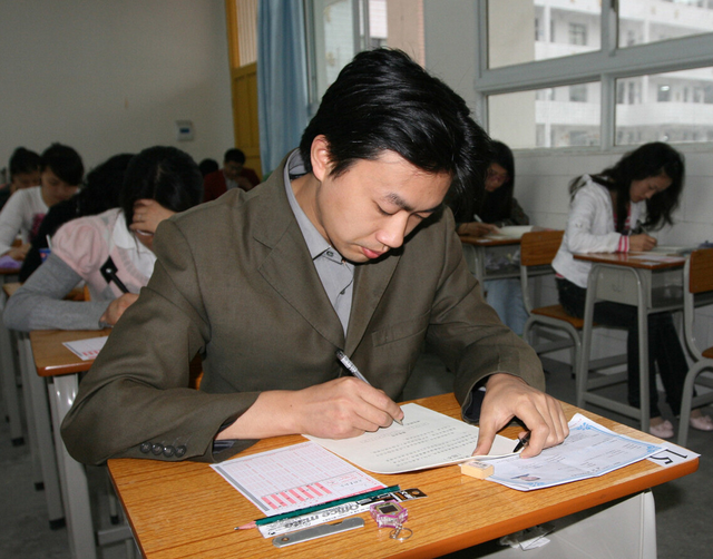 招聘|笔试3.17分综合排名第一,成功上岸“铁饭碗”,引起网友质疑!