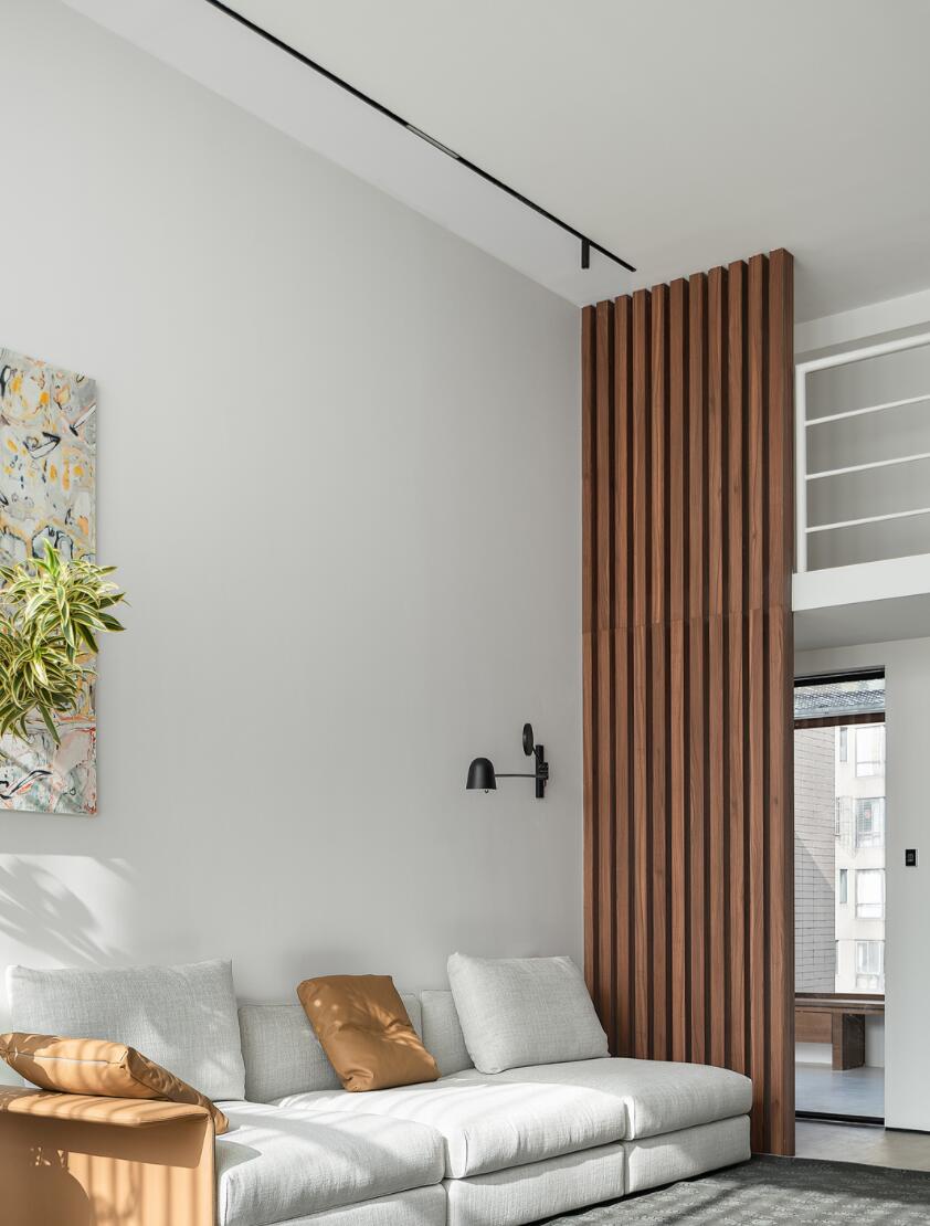 为了孩子,她直接在客厅设计一个“空中栈道”,一进门就被吸引