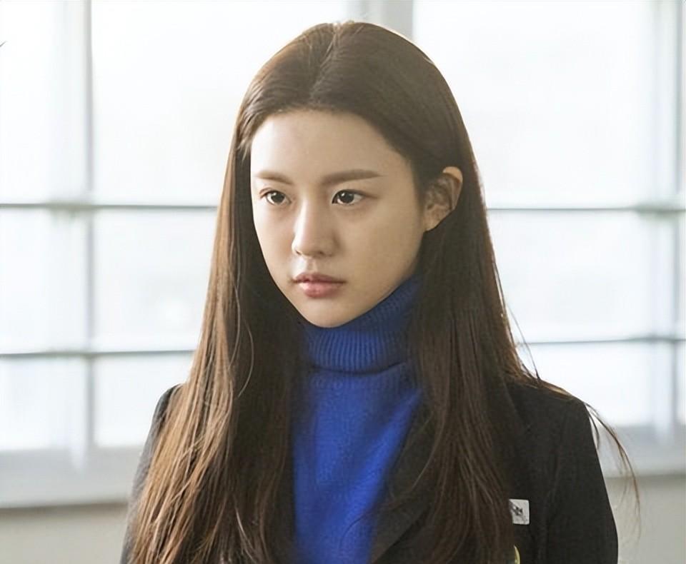 李艺彤|不愧是南韩整容模板女星，人群里一眼惊艳的美貌