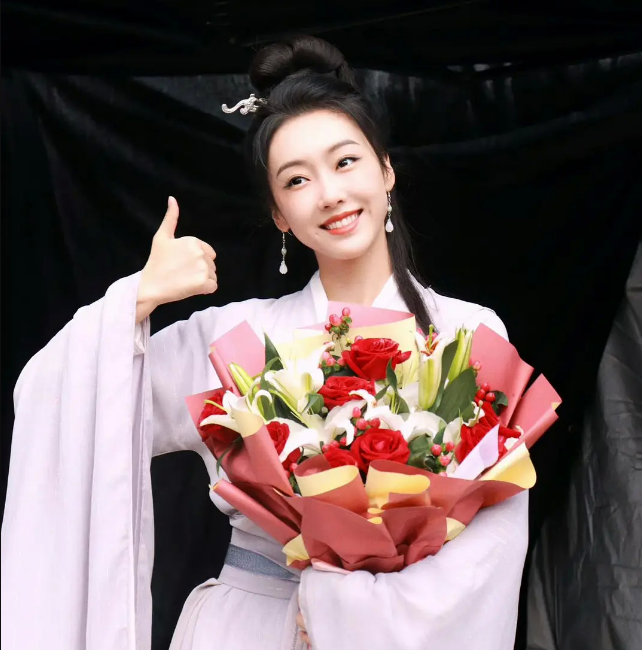 与凤行|赵丽颖《与凤行》新造型好美！宣璐杀青照笑容温柔，粉丝：心动！