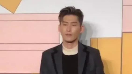 张翰|《东八区》下架后，张翰首次露面参加活动，眼神无光，一脸憔悴