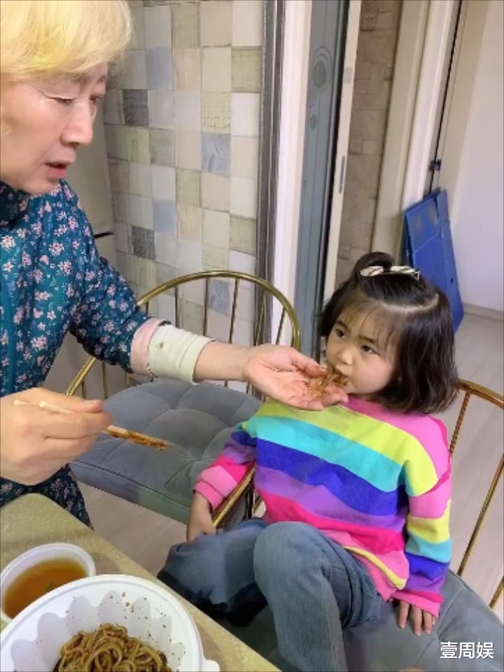 韩国娱乐|陈华在家地位堪忧，女儿在桌上吃饭，咸素媛却让他趴在地上吃！