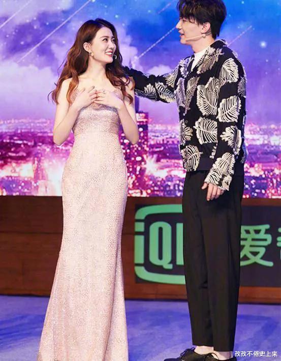 徐璐|24岁徐璐和28岁张天爱，同穿粉色吊带鱼尾裙，选对耳饰气场不同