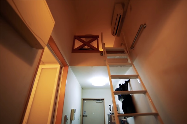 90后姑娘住进日本8㎡“缝隙房”，吃饭坐地上，睡觉爬梯子