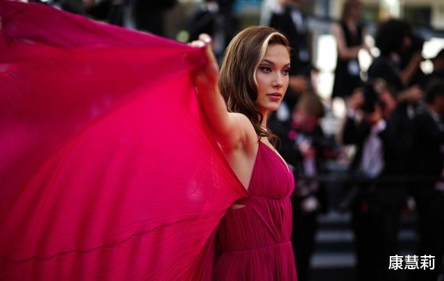 谷爱凌|谷爱凌在戛纳红毯上的尴尬:被催离开,西方媒体不Care