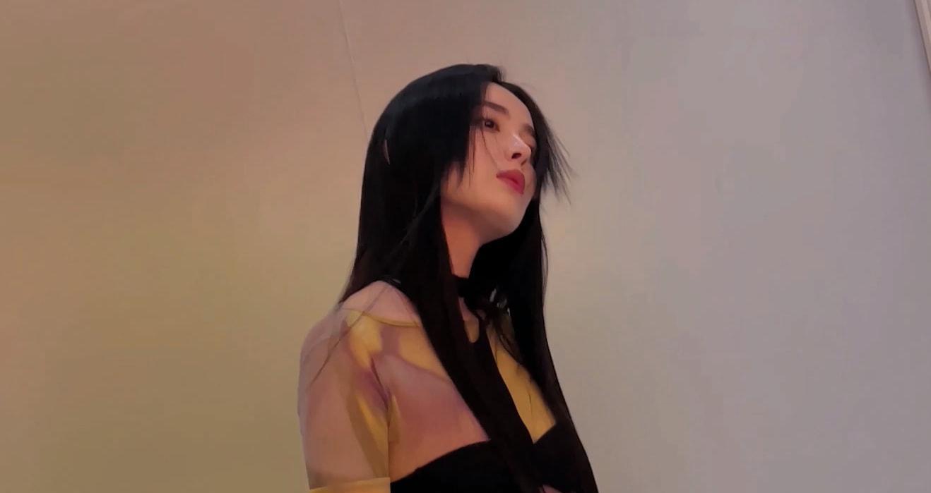 古力娜扎|古力娜扎拍摄CG大片，站在玻璃后面摆拍惹争议，被质疑打擦边球