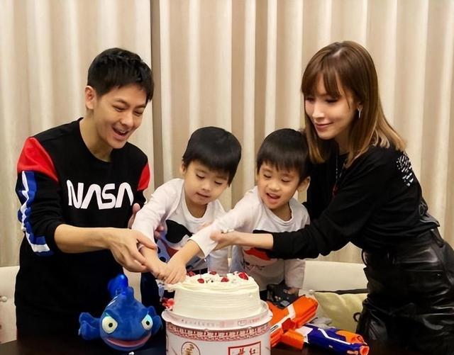 林志颖|林志颖车祸后首现身，除身形羸弱右手明显无力外，没毁容没破相