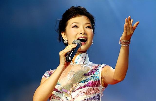 吕薇|歌唱家吕薇：男友去世后，感情生活成谜，如今50岁晒三胞胎引猜测