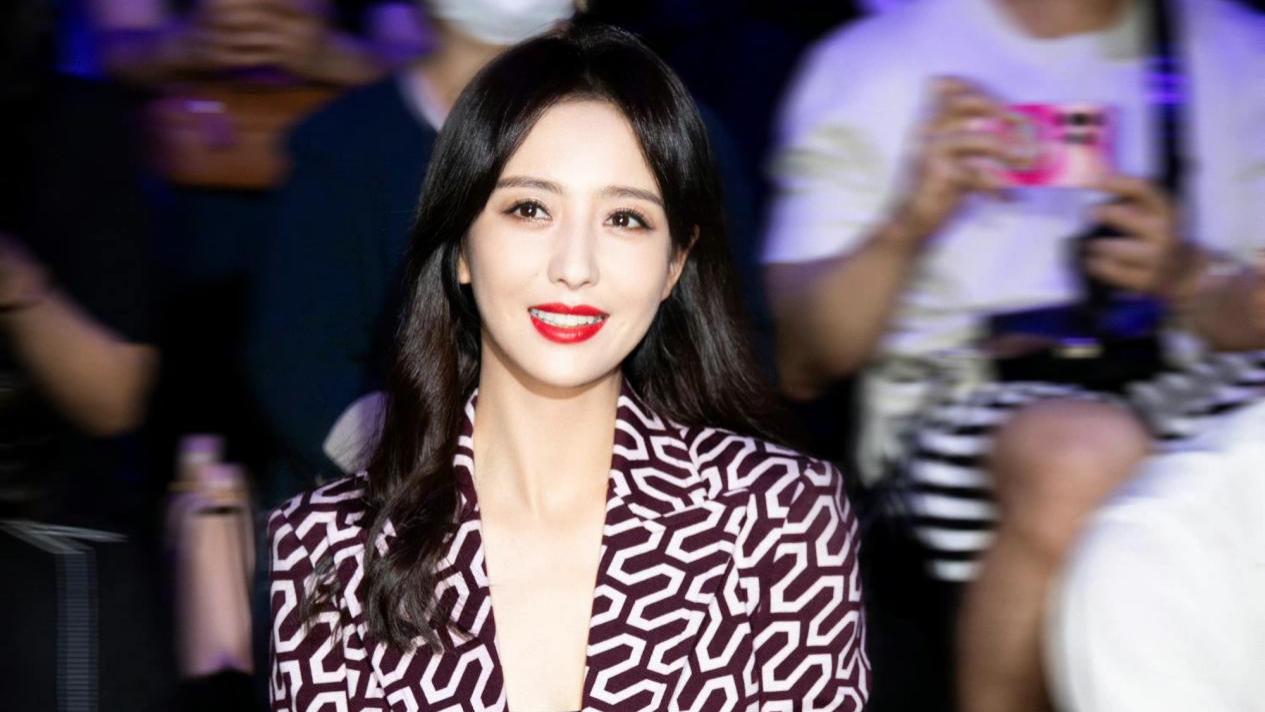 穿衣搭配|佟丽娅真适合大波浪！穿西装看秀成焦点，化浓妆大变样变霸道御姐