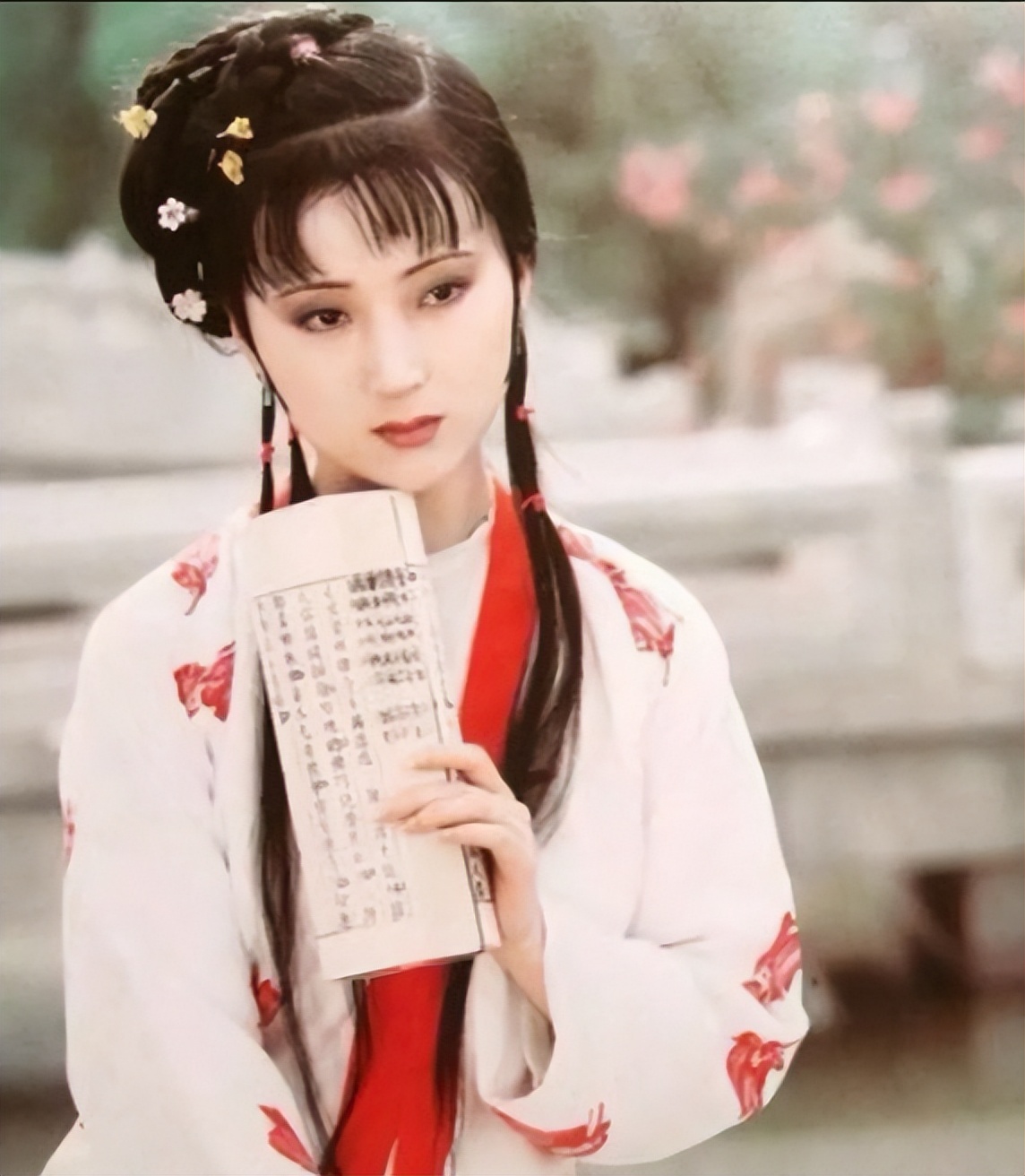 她冰清玉洁、楚楚动人，一生只为红楼梦林黛玉而生