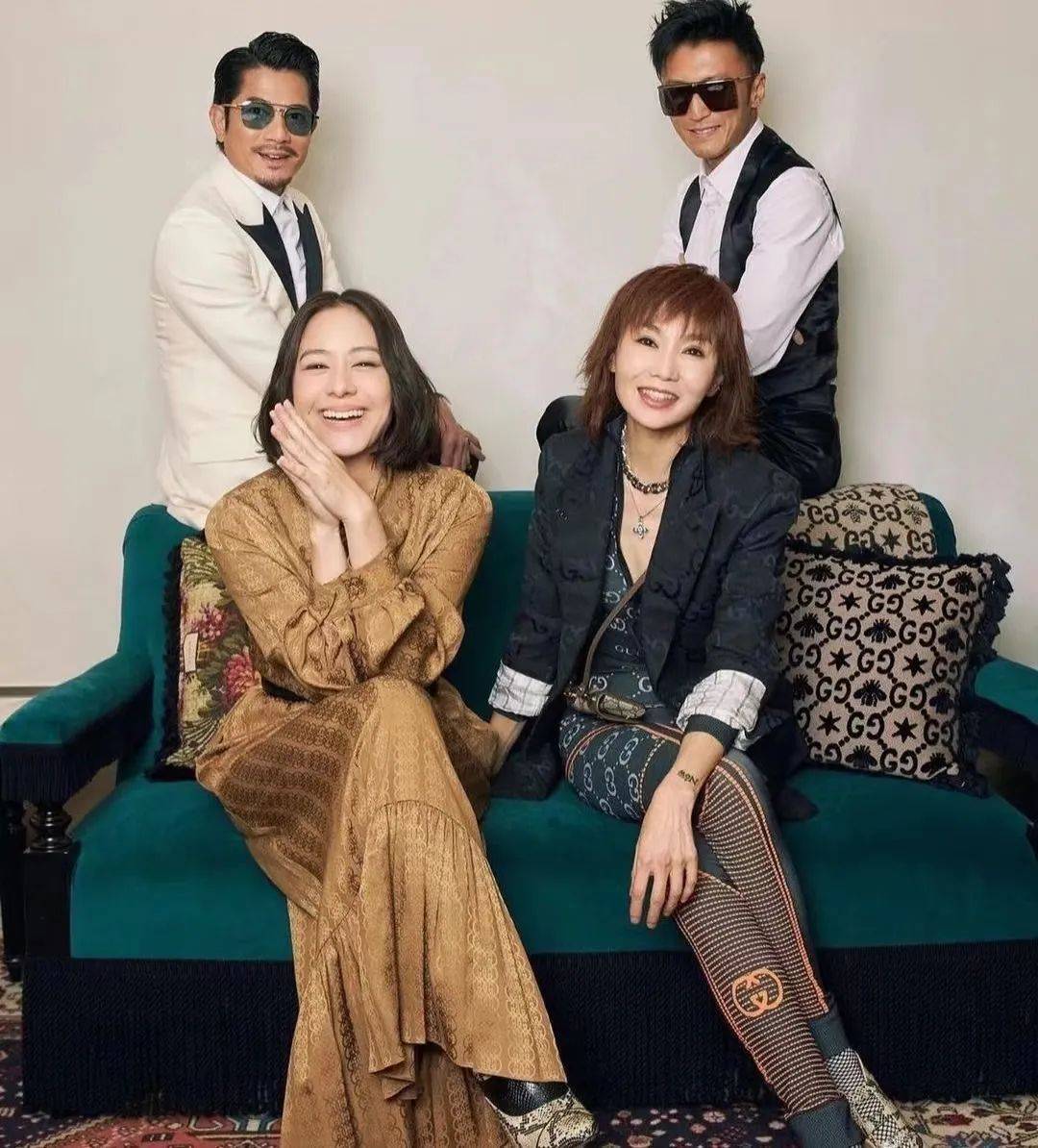 张曼玉|张曼玉连更3条动态,穿黑丝吊带裙秀好身材,她也要开始直播带货了?