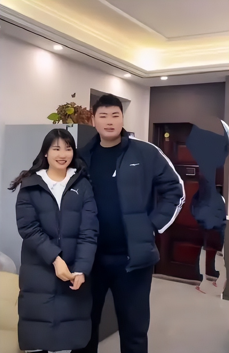 陈亚男|?大衣哥儿子又订婚了！女方给公公斟茶，身材高挑比陈亚男漂亮