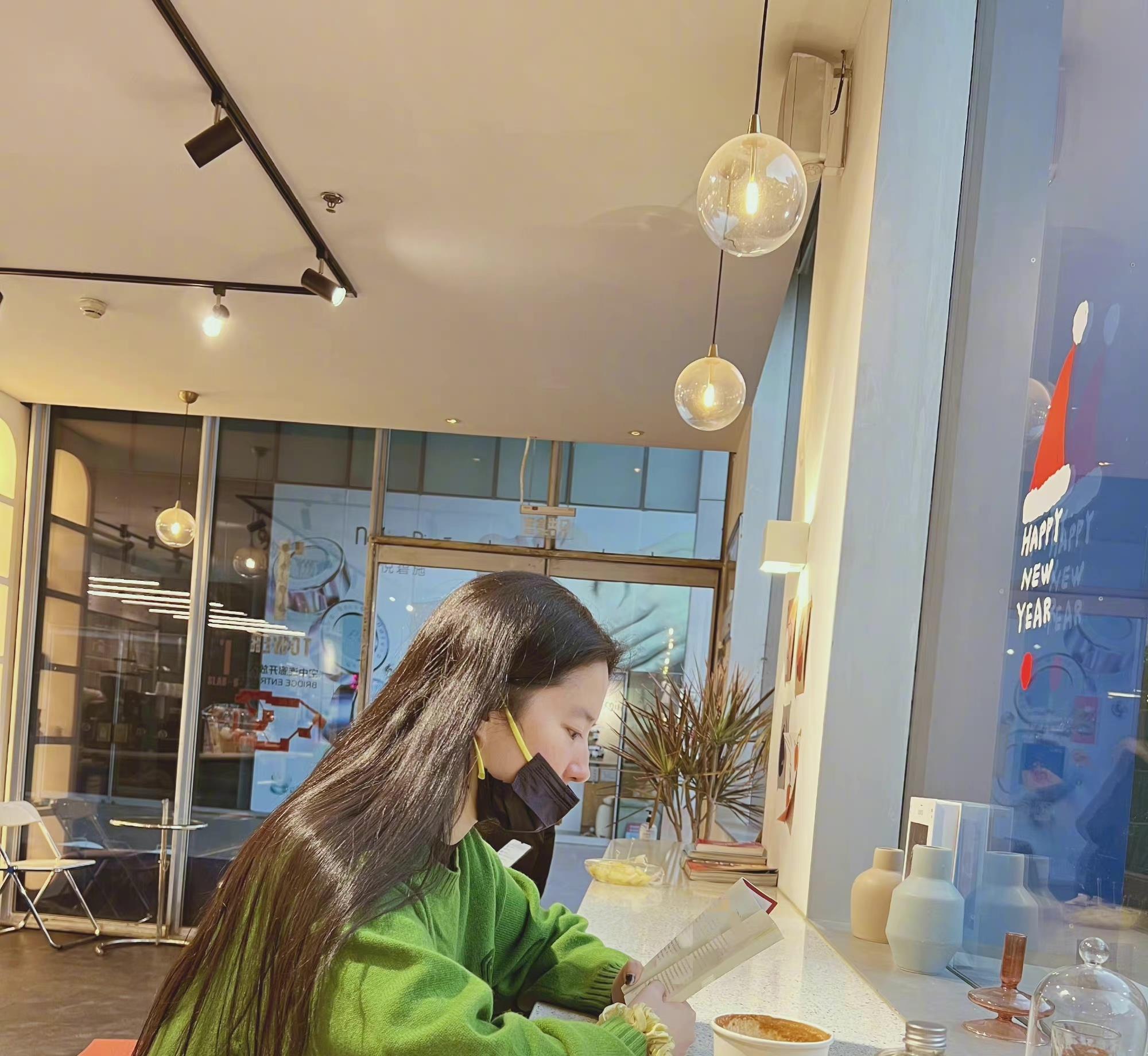 刘亦菲|刘亦菲素颜喝咖啡随拍,刘亦菲电视剧,被誉为古装剧第一美女