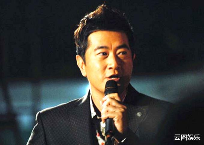 邓梓峰豪宅内景曝光，装修简约有格调，家族资产20亿却开27年旧车