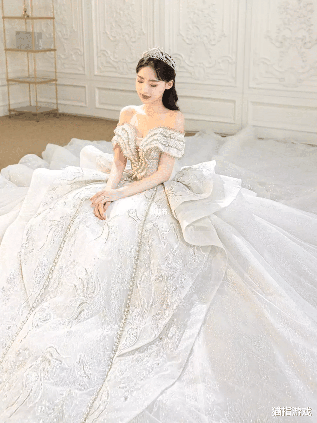 00后炫耀爸妈婚礼服镶了三万钻石,曝光是假图后,网友却笑不出声