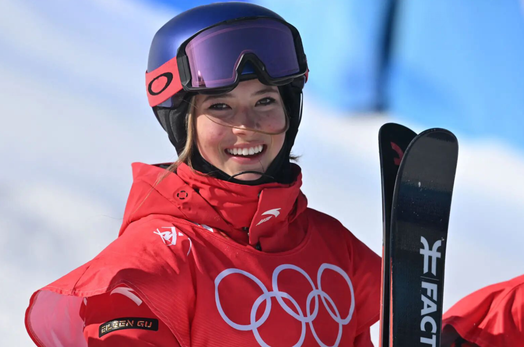 谷爱凌|谷爱凌直播首秀人气高,自曝最喜欢吃排骨,希望粉丝不要叫她偶像