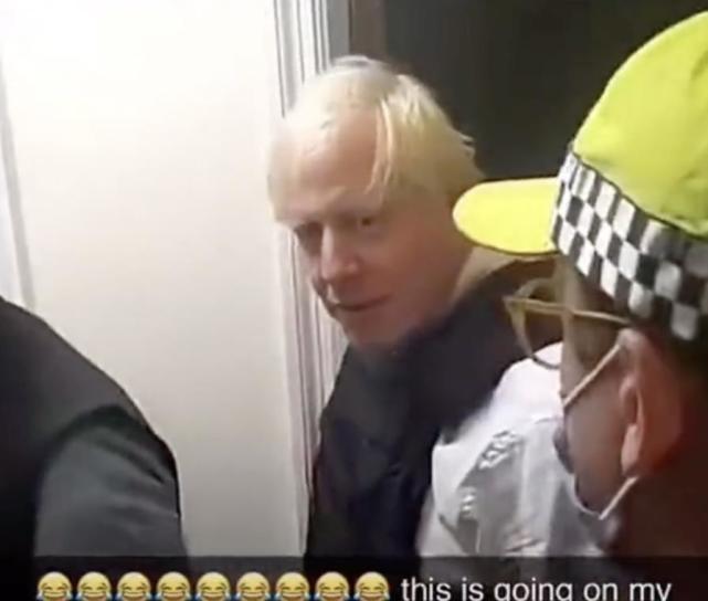 早上惊醒发现首相约翰逊“闯”进家里,英国男子“以为在做梦”