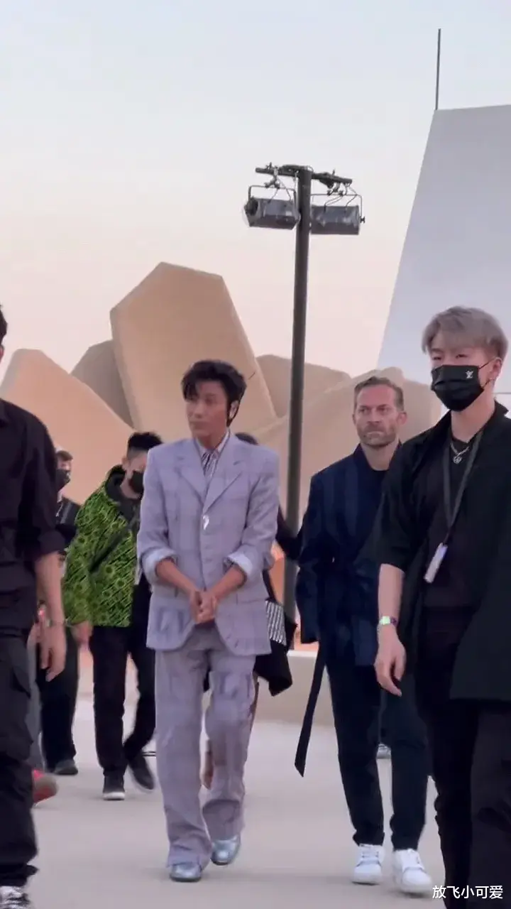 陈坤|陈坤这件衣服买大了！引发网友热议