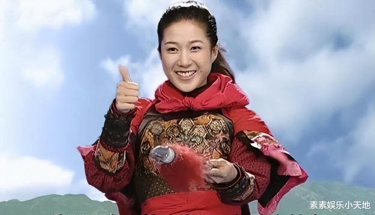 钟嘉欣|钟嘉欣三胎生女,晒一家五口的握手照,亲吻闭眼熟睡的女儿