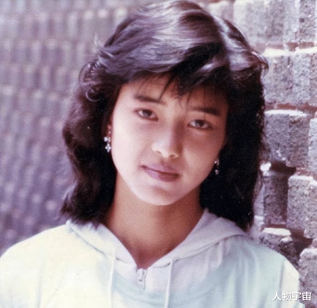 香港|她是香港四大才女,最美填词人,填词一首赚9000块,感情经历传奇