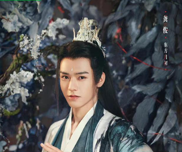 杨幂|杨幂复工拍戏，古装状态很好，搭档龚俊用尊敬的眼神看着杨幂