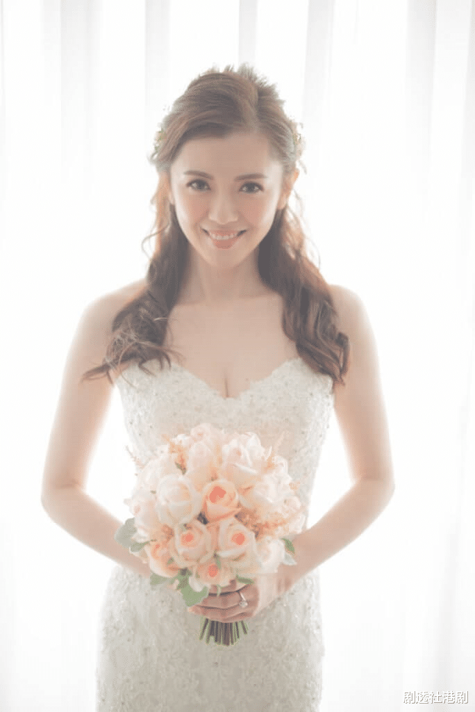 TVB|放闪！52岁TVB不老男神晒一家三口合照，庆祝结婚两周年相当甜蜜