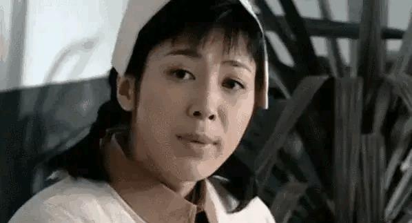 浓妆 如今影视圈里的女兵越来越不像样，浓妆艳抹，不像打仗像去相亲