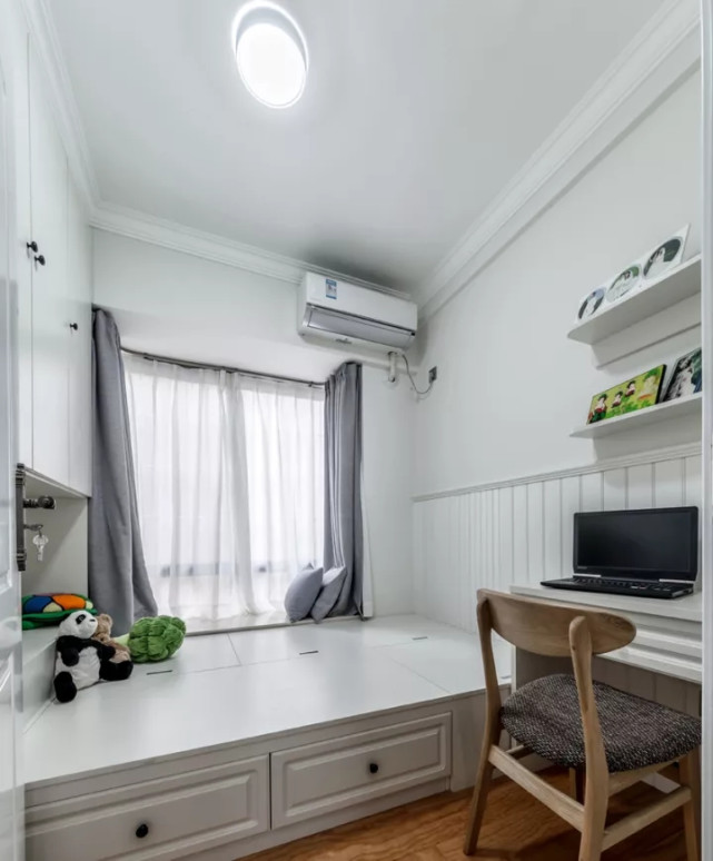 96平北欧风三居室,玄关柜子占据整个墙面,一直延伸到客厅