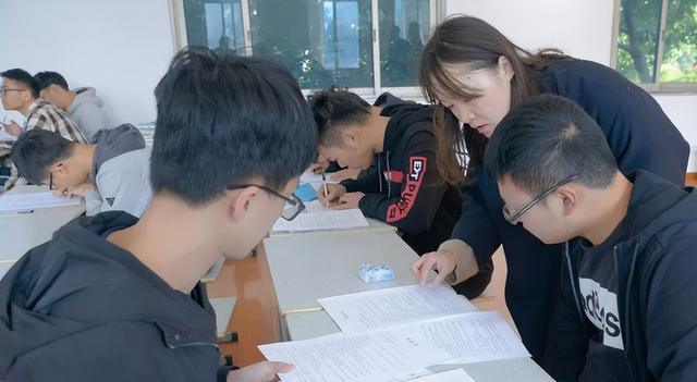 求职|985毕业生求职月收入四千,入职后还降薪30%,名校生的心酸谁能懂