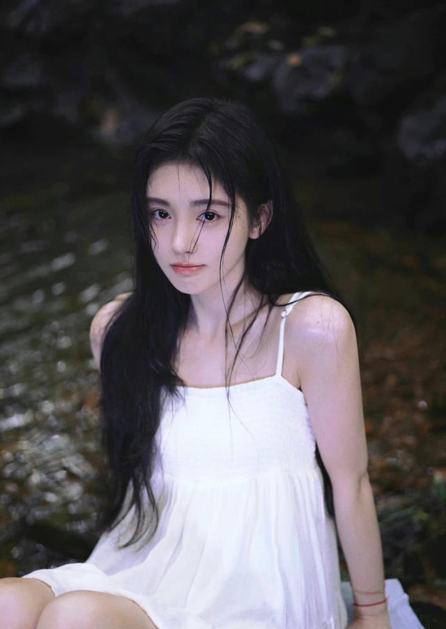 鞠婧祎|绝艳双姝！欧阳娜娜萌探新路透造型引热议，意外撞上鞠婧祎并未输